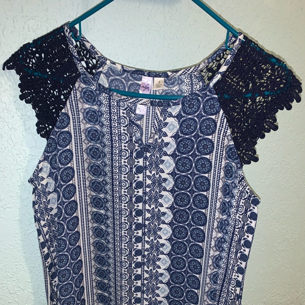 🔷Francescas blue top with lace🔷